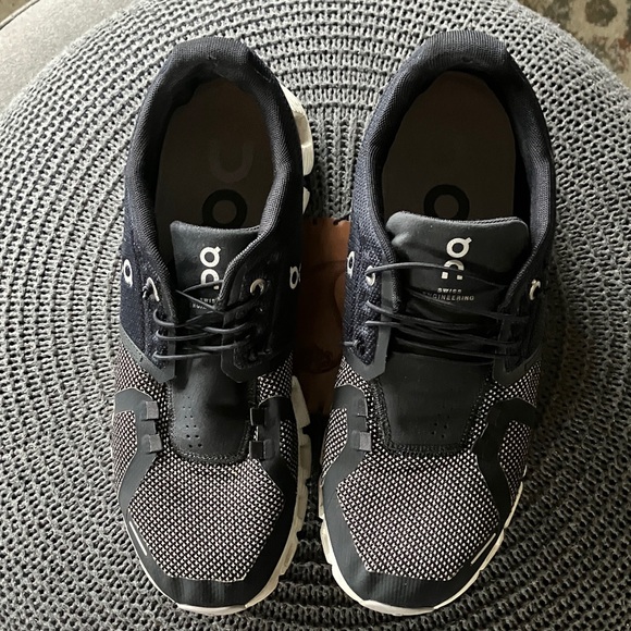 ON CLOUD 5 Women's Black and White Athletic Shoes size 9.5 - Picture 2 of 9